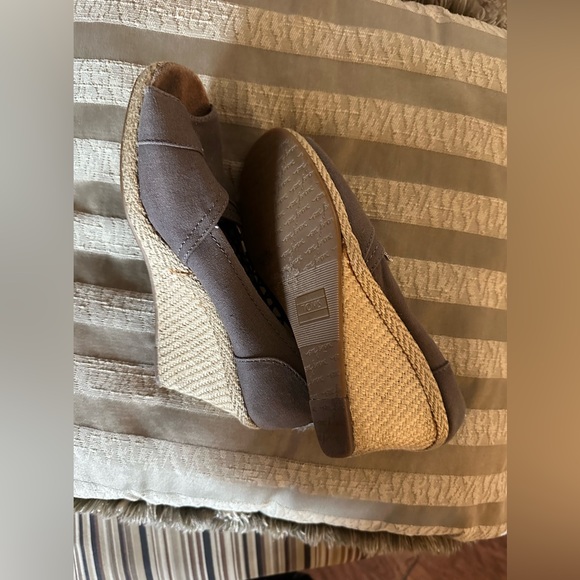 TOMS Size 9.5 - Picture 4 of 10